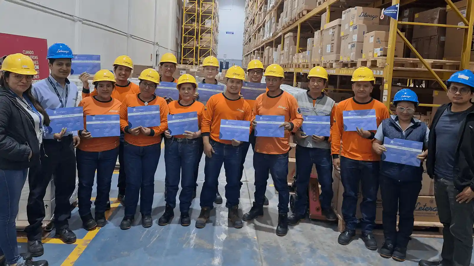 Joven de IASA utilizando tecnología de Inveligent para mejorar procesos logísticos