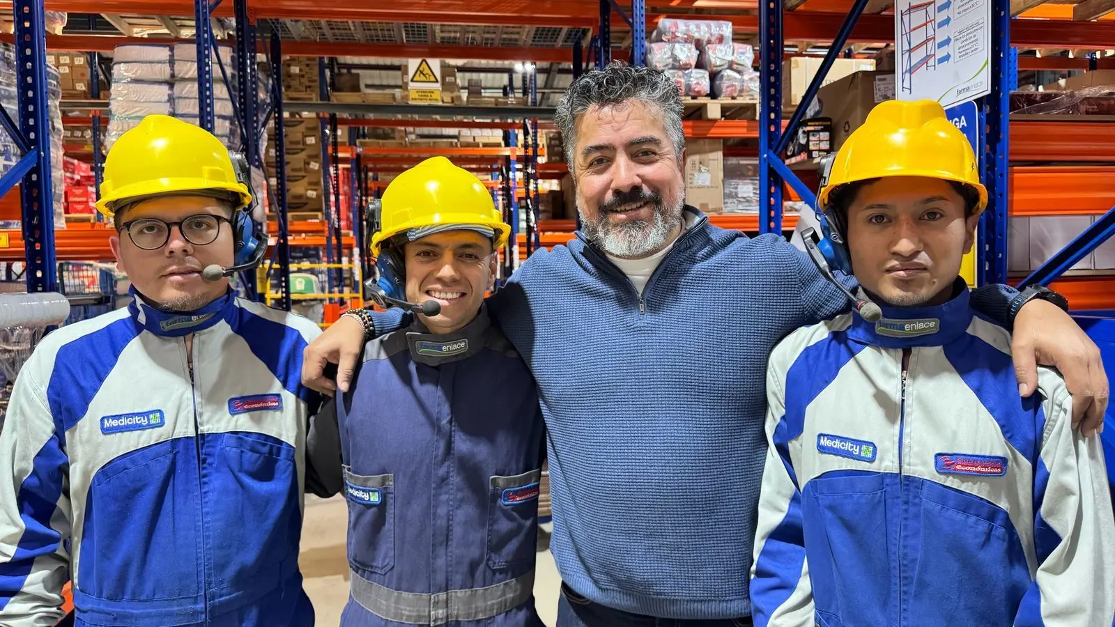 Joven de IASA utilizando tecnología de Inveligent para mejorar procesos logísticos