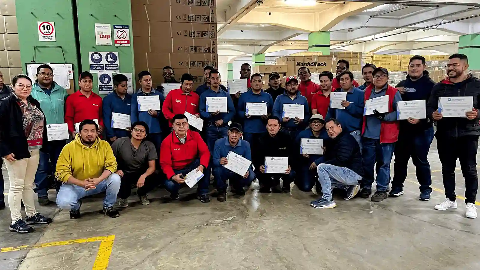 Joven de IASA utilizando tecnología de Inveligent para mejorar procesos logísticos